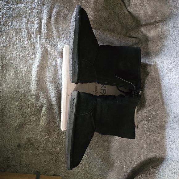 BEARPAW Phyllis In Black Furry Boots Women Size 9 *New In Box* - Picture 12 of 12